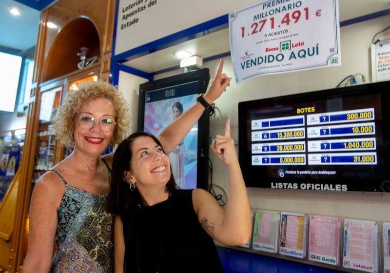 Imagen Maria Angeles y su hija Desirée señalando al premio millonario que han repartido en su establecimiento.