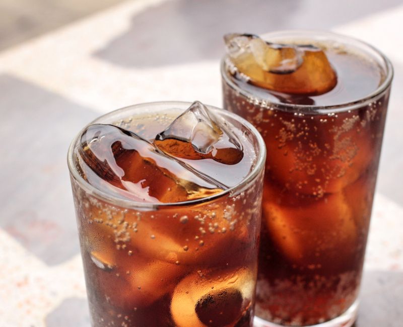 Dos vasos de cocacola con hielo.