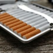 Pitillera plateada con cigarrillos dentro.