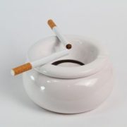 Cenicero de agua con dos cigarros posados.
