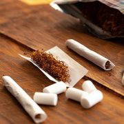Papel de liar, tabaco y boquillas.